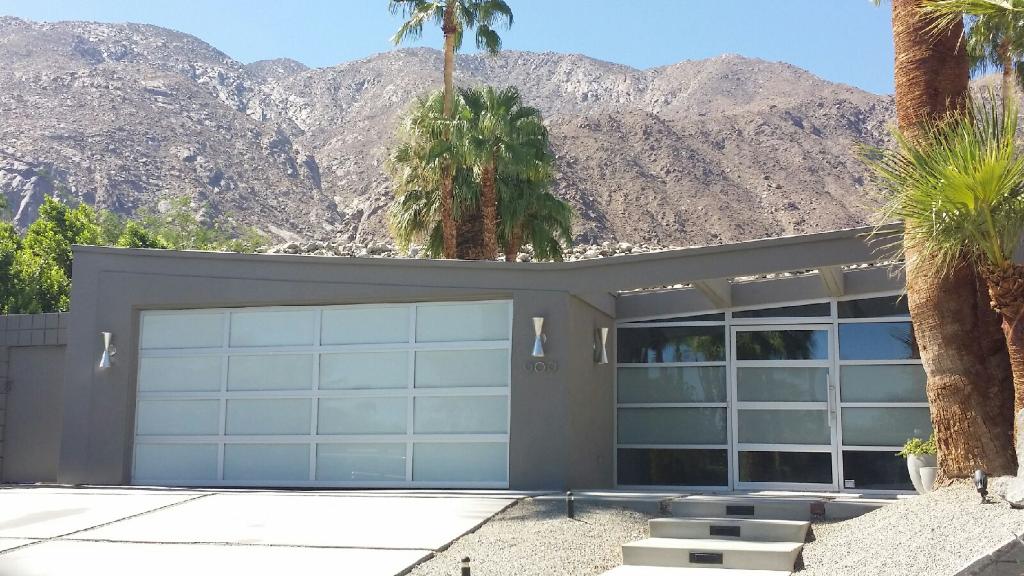 Contemporary Aluminum & Clear Tempered Glass Garage Door